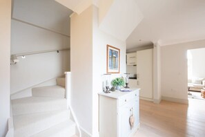 3 bedrooms, desk, iron/ironing board, Internet - Superior House for 6 Near Beach w Parking Garden (Chichester)