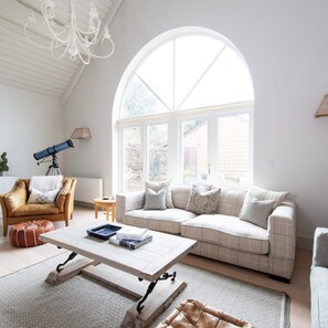 3 bedrooms, desk, iron/ironing board, Internet - Superior House for 6 Near Beach w Parking Garden (Chichester)