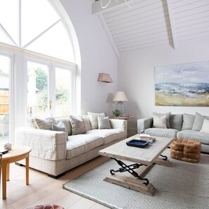 3 bedrooms, desk, iron/ironing board, Internet - Superior House for 6 Near Beach w Parking Garden (Chichester)