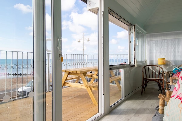 House | 6 bedrooms, iron/ironing board, high-speed internet