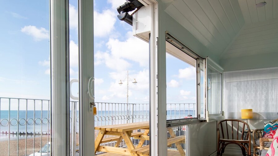 Stunning Beachfront Apt w Balcony Sea Views