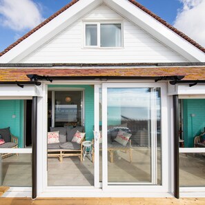 6 bedrooms, iron/ironing board, Internet - Stunning Beachfront Apt w Balcony Sea Views (Bognor Regis)
