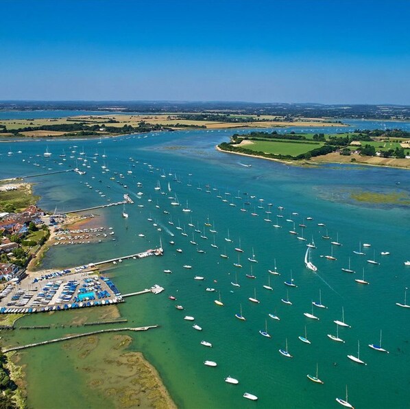 2 bedrooms, iron/ironing board, Internet - Luxury Penthouse Super King Bed 5 min to Beach (Chichester)