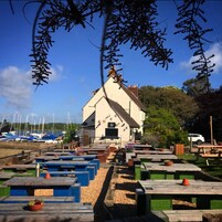 4 habitaciones, escritorio y tabla de planchar con plancha