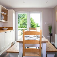 4 habitaciones, escritorio y tabla de planchar con plancha 