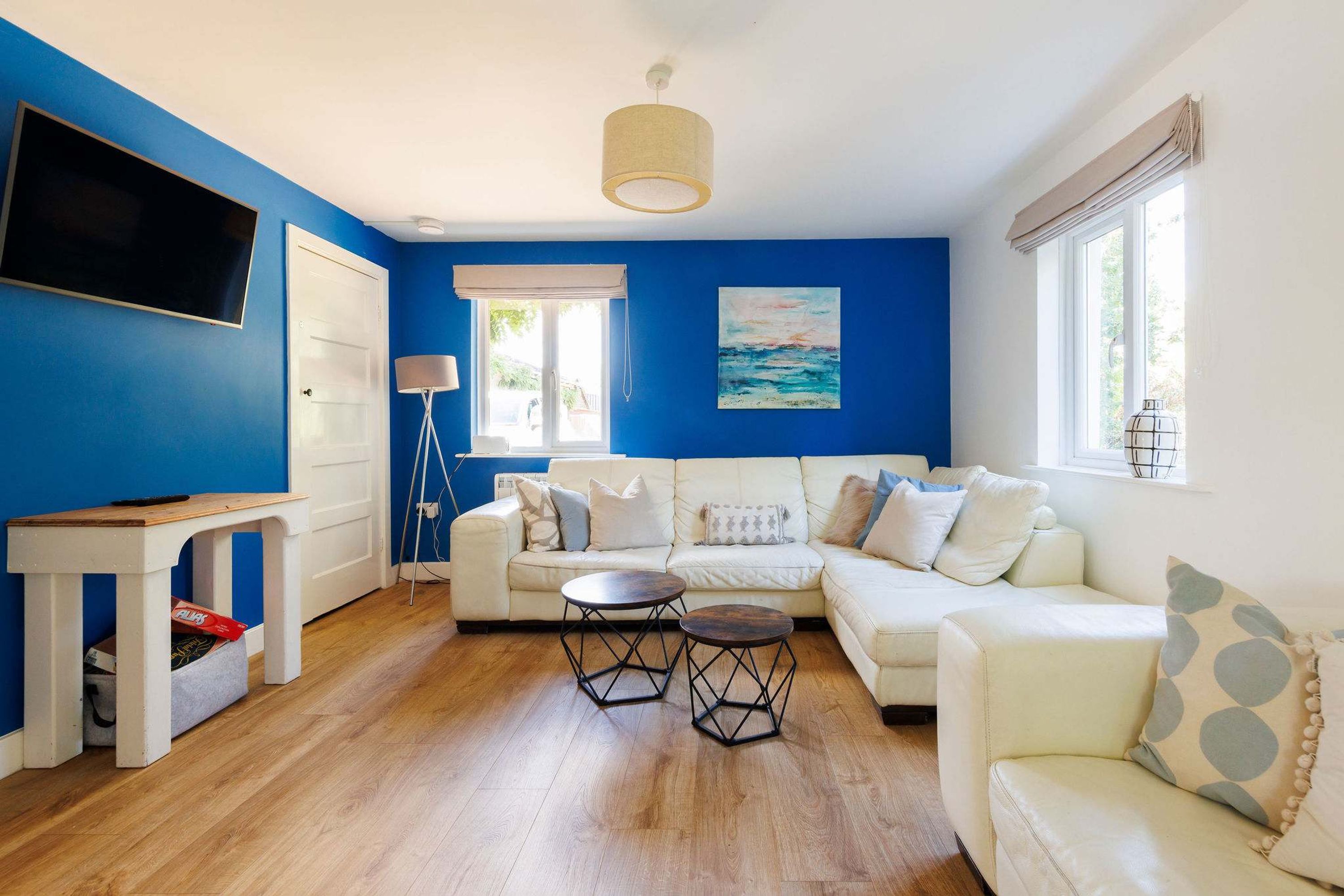 House | 4 bedrooms, desk, iron/ironing board, Internet