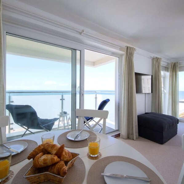 Apartment | 2 bedrooms, Internet - Beachfront Apartment With Panoramic Sea Views (Chichester)
