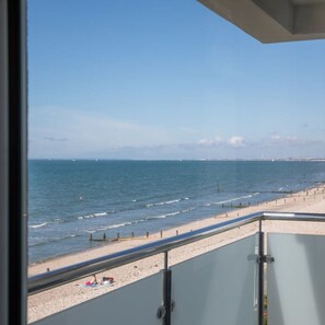 House | 2 bedrooms, Internet - Beachfront Apartment With Panoramic Sea Views (Chichester)