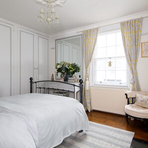 3 bedrooms, iron/ironing board, Internet - Beautiful Georgian Home in the Heart of Chichester (Chichester)