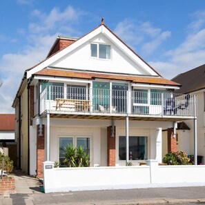 Apartment - Absolute Beachfront With Decked Garden Oasis and Views (Bognor Regis)