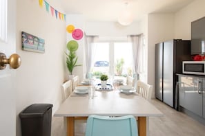 House | 4 bedrooms, iron/ironing board, Internet