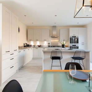 4 bedrooms, iron/ironing board, Internet - Charming Modern City Escape Garden Parking (Chichester)