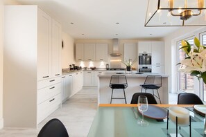 4 bedrooms, iron/ironing board, Internet - Charming Modern City Escape Garden Parking (Chichester)