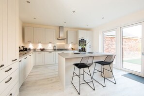 House | 4 bedrooms, iron/ironing board, Internet - Charming Modern City Escape Garden Parking (Chichester)