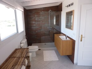 Bruser, hårtørrer, håndklæder, Toiletpapir