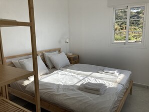 3 habitaciones, tabla de planchar con plancha y cuna de viaje
