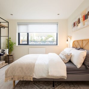 Studio | 3 bedrooms, iron/ironing board, Internet - Designer Family Escape Hot Tub Steps to Beach (Chichester)