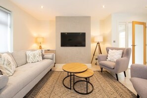 Studio | 3 bedrooms, iron/ironing board, Internet - Designer Family Escape Hot Tub Steps to Beach (Chichester)