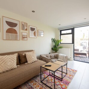 Studio | 3 bedrooms, iron/ironing board, Internet - Designer Family Escape Hot Tub Steps to Beach (Chichester)