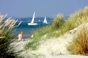 A beach with sand dunes and a clear view of sailboats on the water. - Idyllic Countryside Annexe Near West Wittering Beach (Chichester)