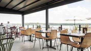 House | 5 bedrooms, desk, iron/ironing board, Internet