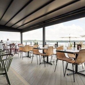 House | 5 bedrooms, desk, iron/ironing board, Internet - Tranquil Family Retreat 5 min to Beach Garden (Chichester)