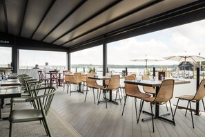 Hus | Skrivebord, strygejern/strygebræt, internet