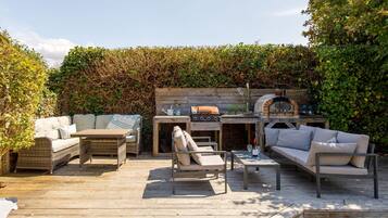 5 bedrooms, desk, iron/ironing board, Internet