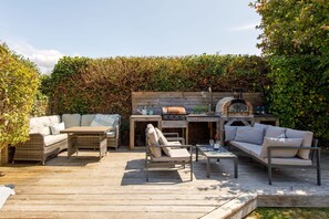 House | 5 bedrooms, desk, iron/ironing board, Internet - Tranquil Family Retreat 5 min to Beach Garden (Chichester)