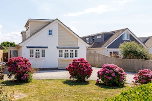 5 bedrooms, desk, iron/ironing board, Internet - Tranquil Family Retreat 5 min to Beach Garden (Chichester)