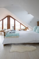 5 habitaciones, escritorio y tabla de planchar con plancha