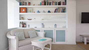 House | 5 bedrooms, desk, iron/ironing board, Internet