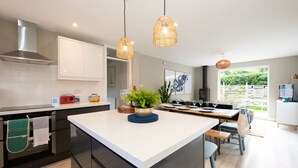 House | 3 bedrooms, iron/ironing board, Internet - Bosham 3 BR Beach House With Garden Playhouse (Chichester)