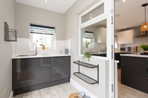 3 habitaciones, tabla de planchar con plancha y acceso a internet
