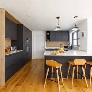 4 bedrooms, iron/ironing board, Internet - Delightful Seaside Hideaway 5 Mins to Beach (Chichester)