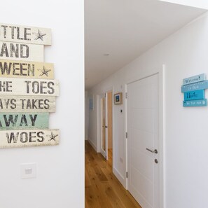 4 bedrooms, iron/ironing board, Internet - Delightful Seaside Hideaway 5 Mins to Beach (Chichester)