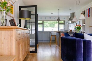 3 bedrooms, Internet - Pretty Coastal Home in Bosham Close to Water (Chichester)