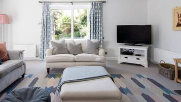 House | 4 bedrooms, desk, iron/ironing board, Internet