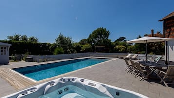 House | 4 bedrooms, desk, iron/ironing board, Internet