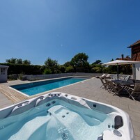 House | 4 bedrooms, desk, iron/ironing board, Internet