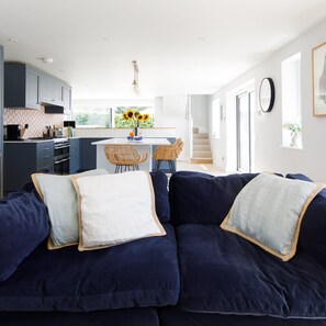 4 habitaciones, escritorio y tabla de planchar con plancha 