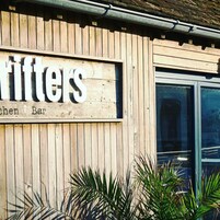 Casa | 4 quartos, escrivaninha, ferros/tábuas de passar roupa