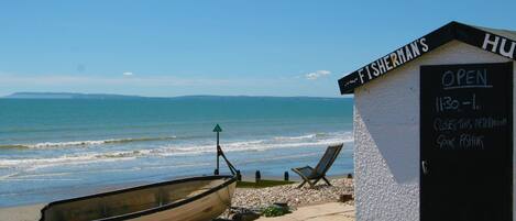 4 bedrooms, desk, iron/ironing board, Internet