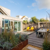 House | 4 bedrooms, desk, iron/ironing board, Internet