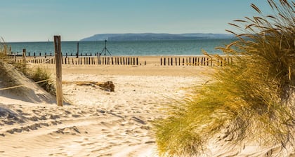 4BR Beach House Sleeps 10 - 5 Mins Walk to the Sea