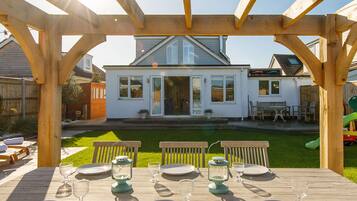 4 bedrooms, iron/ironing board, Internet