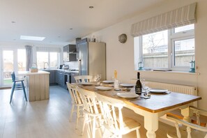 4 bedrooms, iron/ironing board, Internet