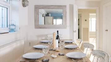 House | 4 bedrooms, iron/ironing board, Internet