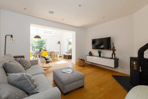 House | 5 bedrooms, iron/ironing board, Internet - Gorgeous Home for 12 - Walk to Beach - Sea View (Chichester)