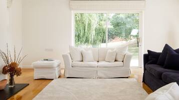 House | 6 bedrooms, desk, iron/ironing board, Internet